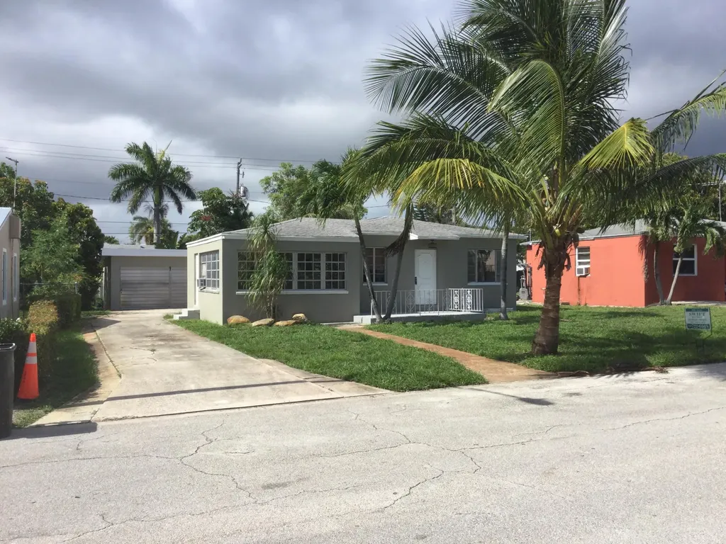 823 Avenida Hermosa West Palm Beach FL 33405