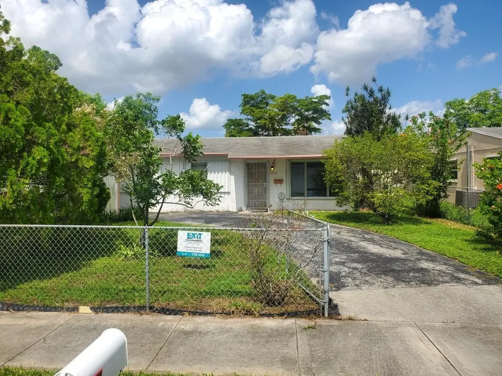 1711 SW 65th Avenue North Lauderdale FL 33068