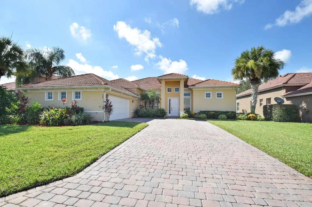 480 NW Dover Court Port St Lucie FL 34983