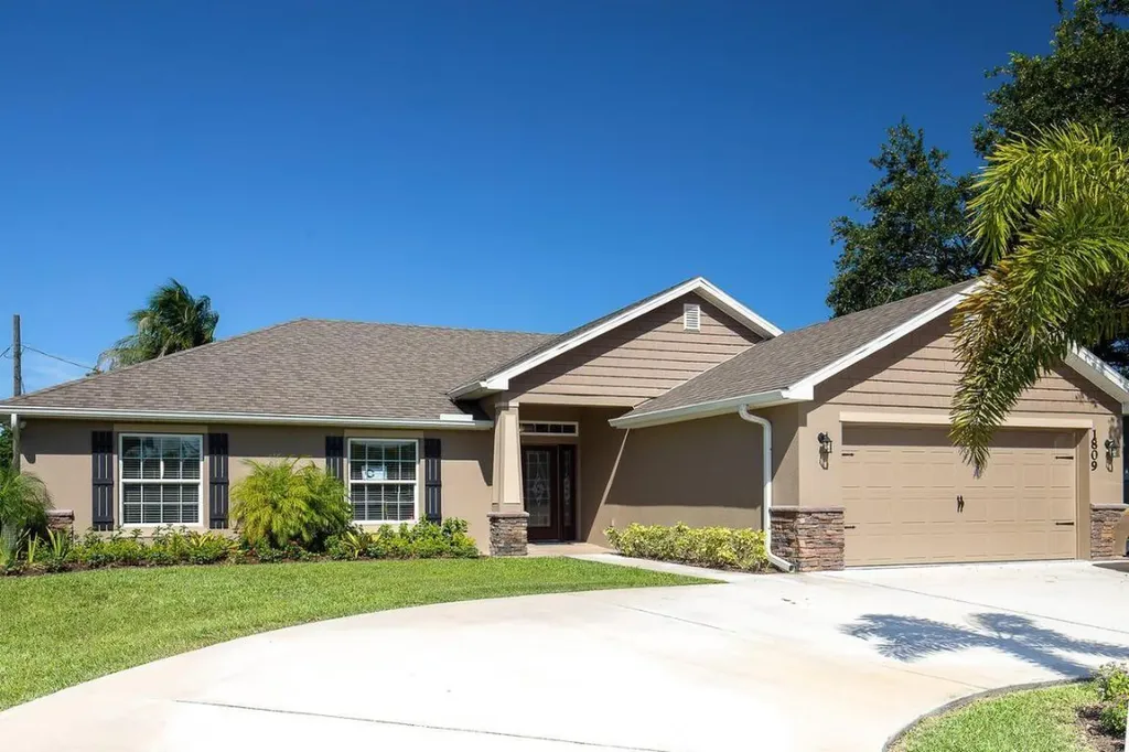744 SE Lansdowne Avenue Port St Lucie FL 34983