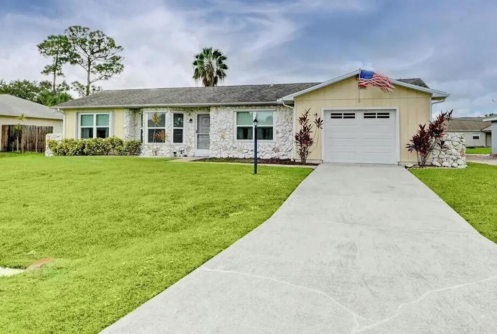 568 NW Lincoln Avenue Port St Lucie FL 34983