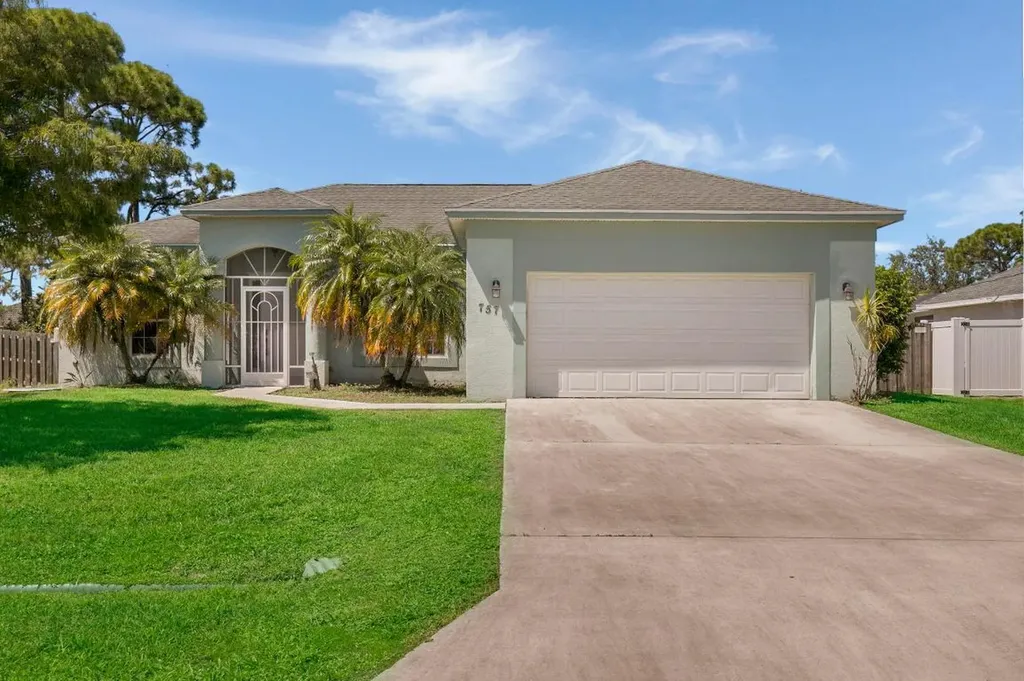 757 SW Duxbury Avenue Port St Lucie FL 34983