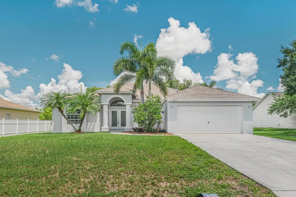 385 SW Jeanne Avenue Port St Lucie FL 34953