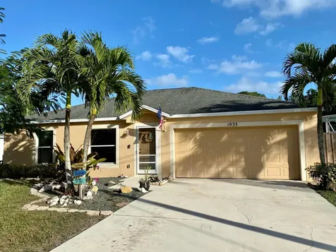 1933 SE Fairfield Street Port St Lucie FL 34983