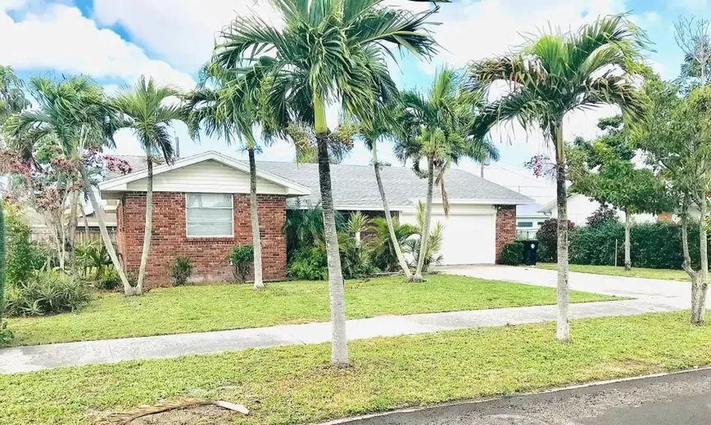 715 Lake Osborne Terrace Lake Worth Beach FL 33461