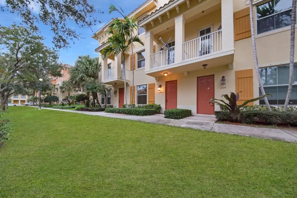 1242 Via Fatini Boynton Beach FL 33426