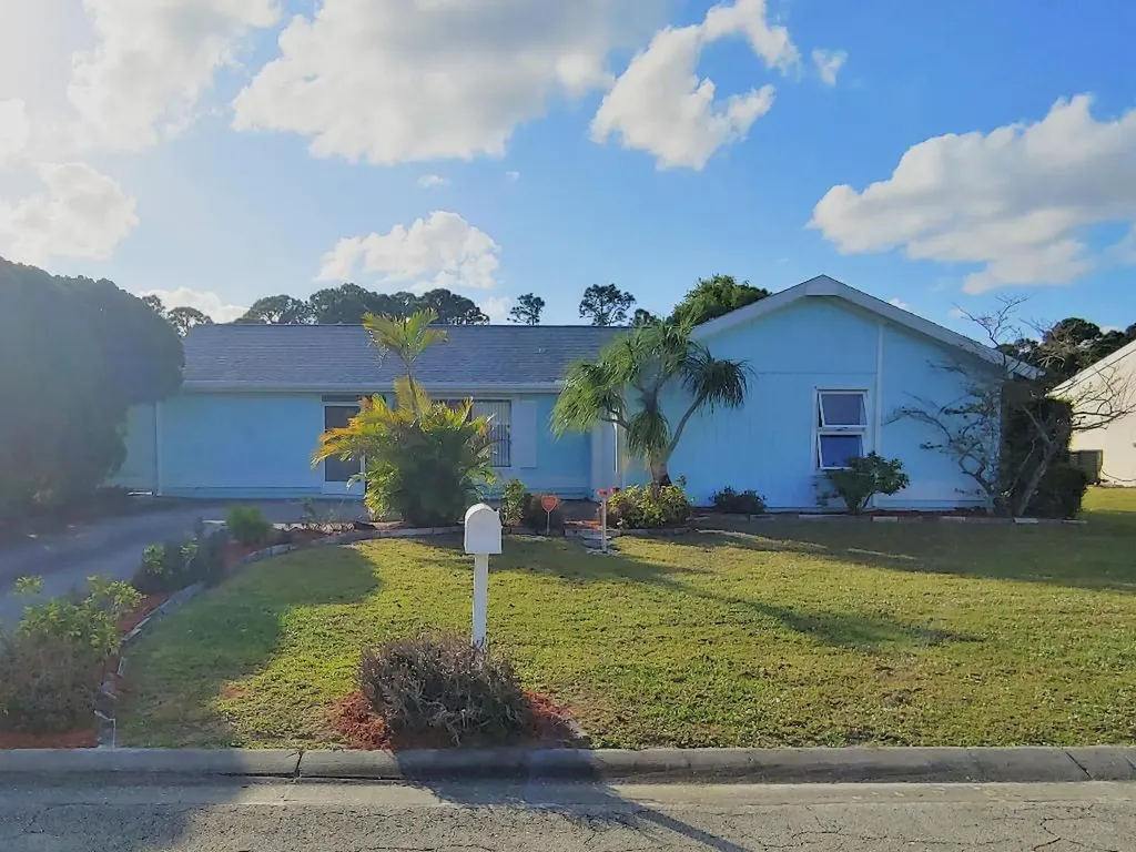 1912 SE Burgundy Lane Port St Lucie FL 34952