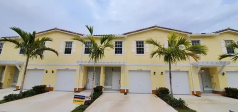 1116 NW 40th Way Lauderhill FL 33313