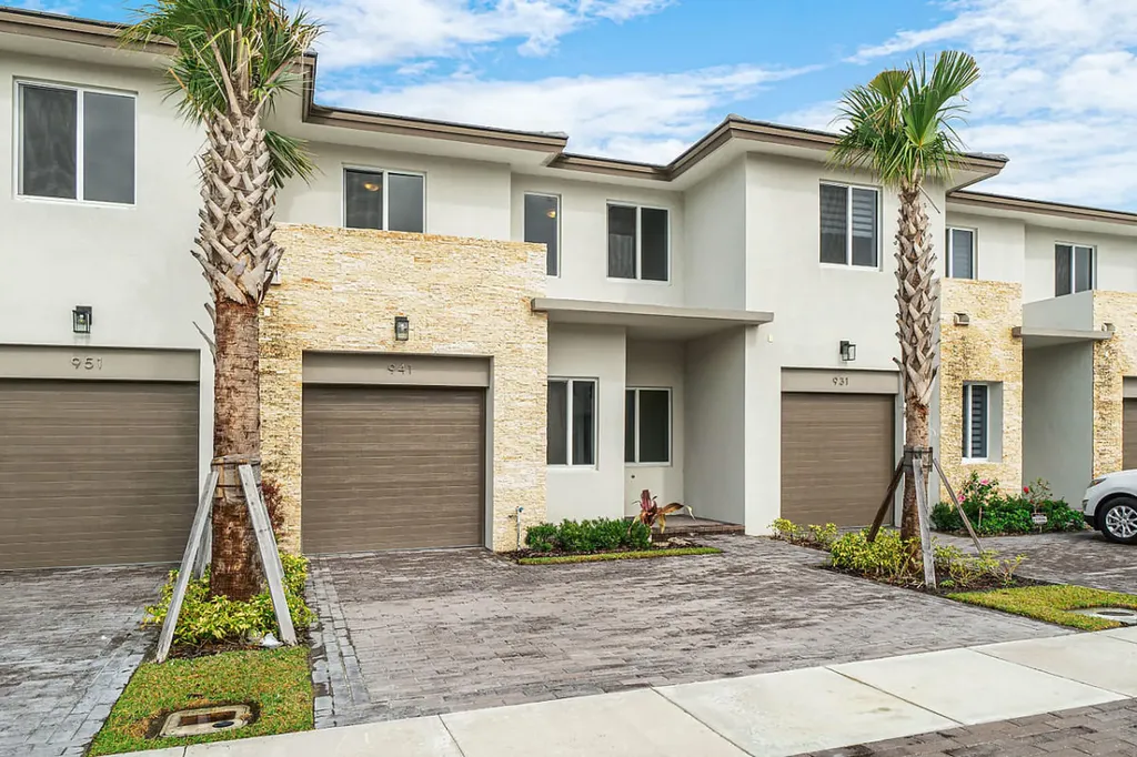 941 Pioneer Way Royal Palm Beach FL 33411