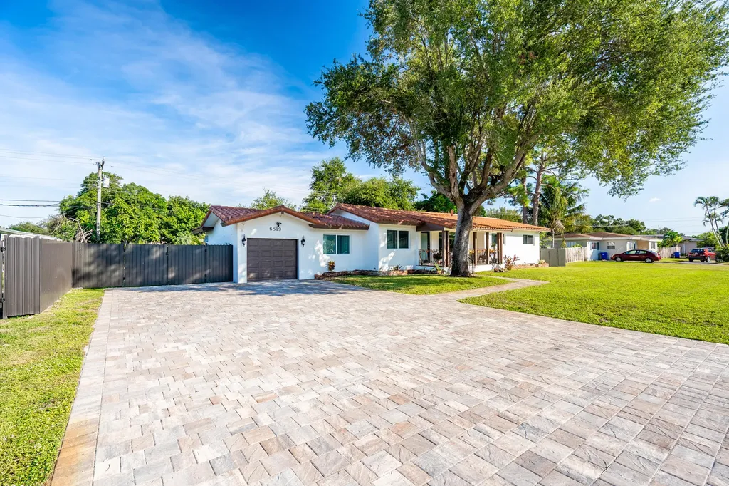 6819 SW 15th Street Pembroke Pines FL 33023