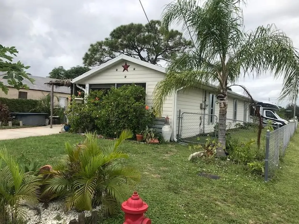 8517 SE Begonia Way Hobe Sound FL 33455