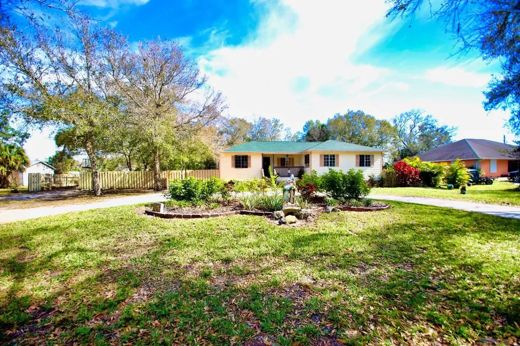13 N Cypress Street Fellsmere FL 32948