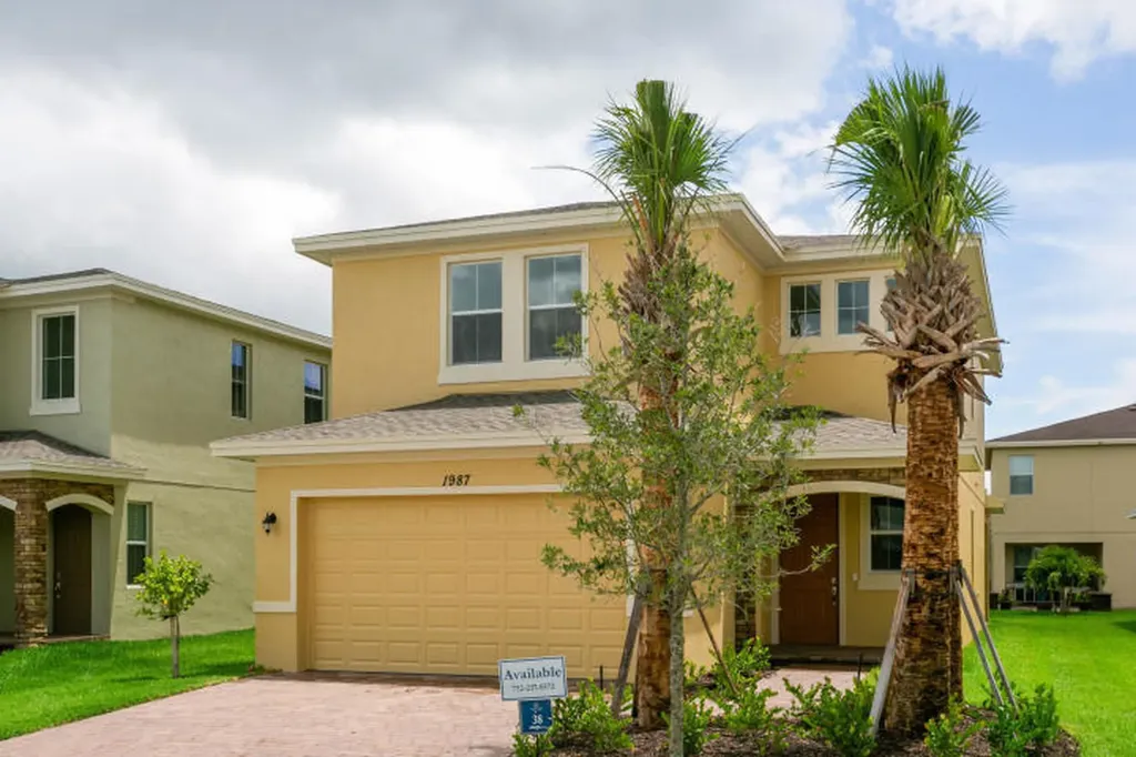 1976 NW Cataluna Circle Port St Lucie FL 34986