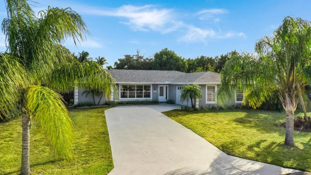 8925 SE Bahama Circle Hobe Sound FL 33455
