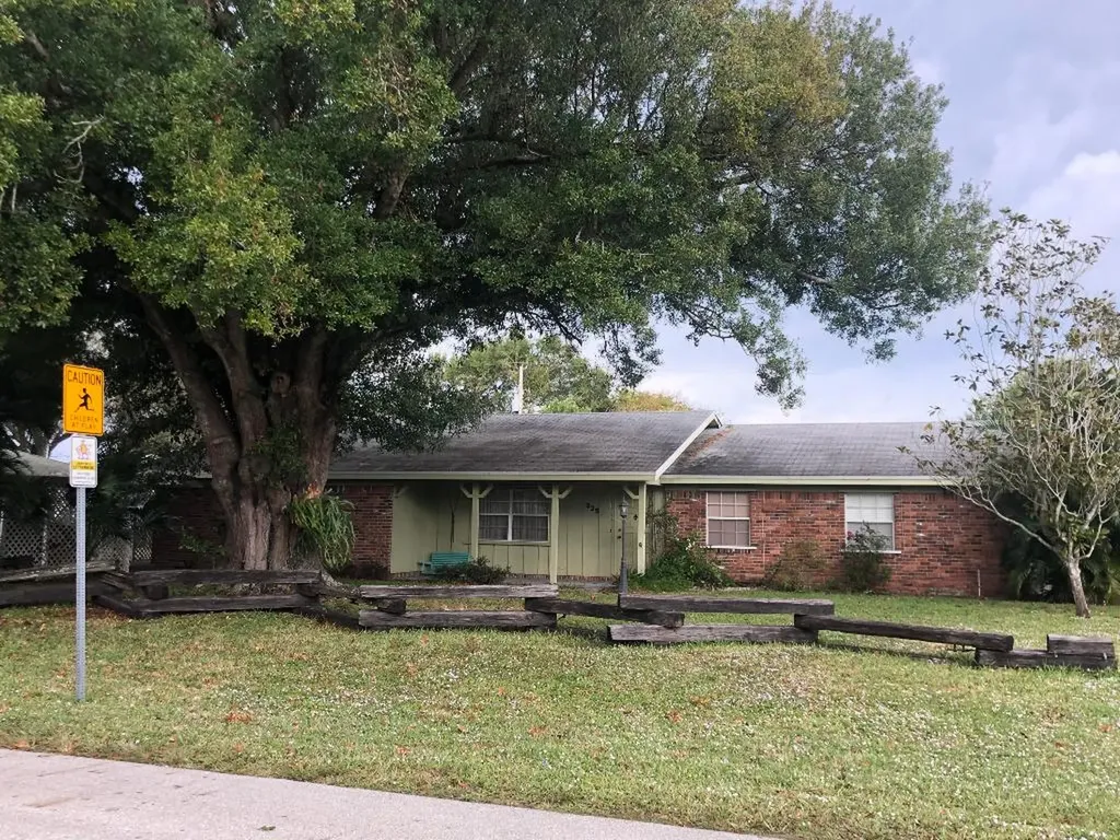 325 Saginaw Avenue Clewiston FL 33440