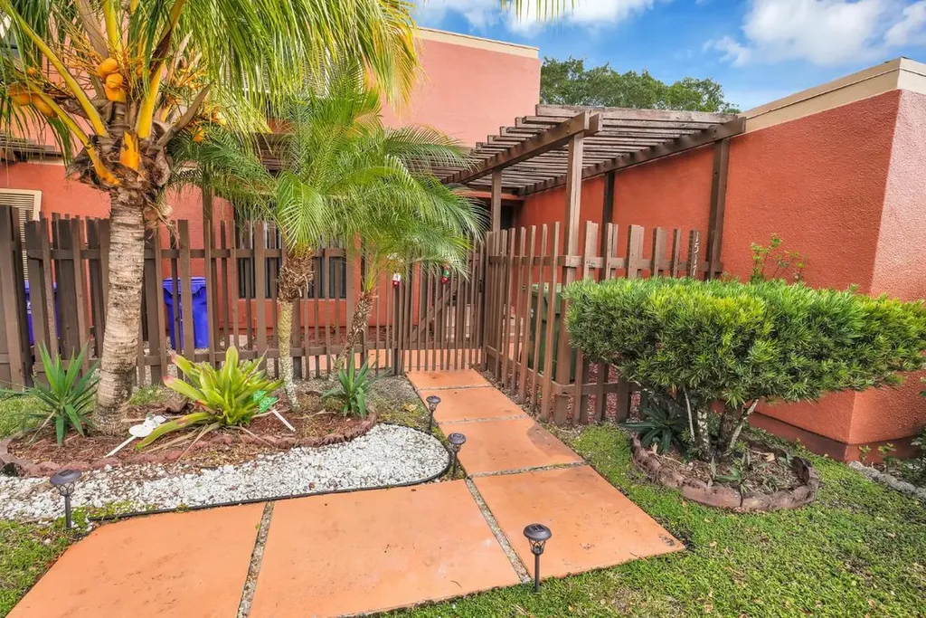 1517 Fairway Road Pembroke Pines FL 33026