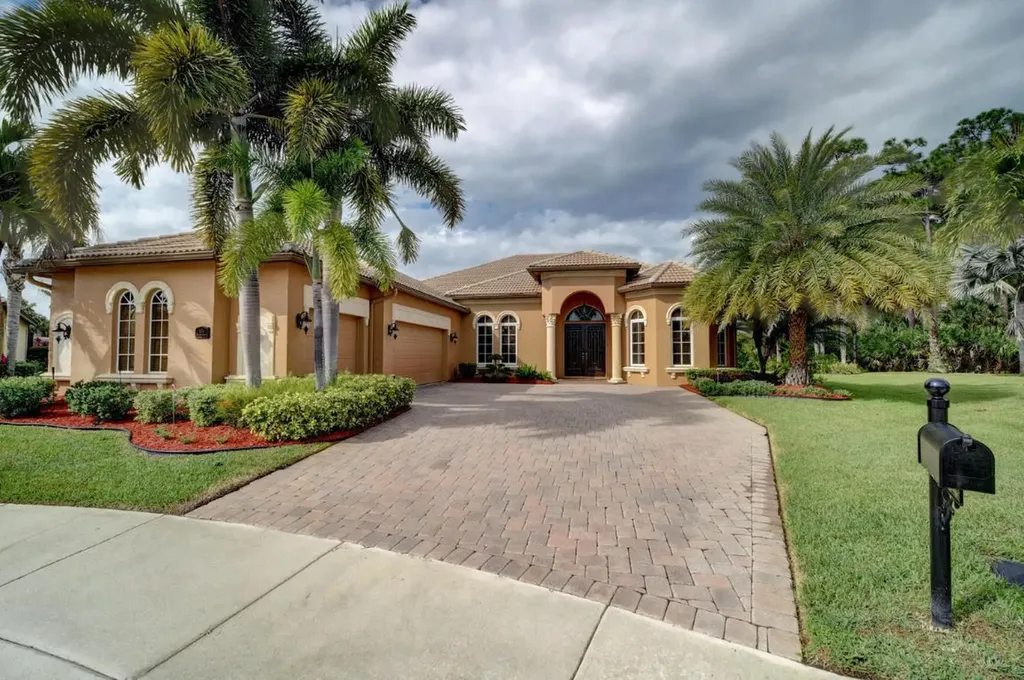 834 SW Vineland Court Port St Lucie FL 34986