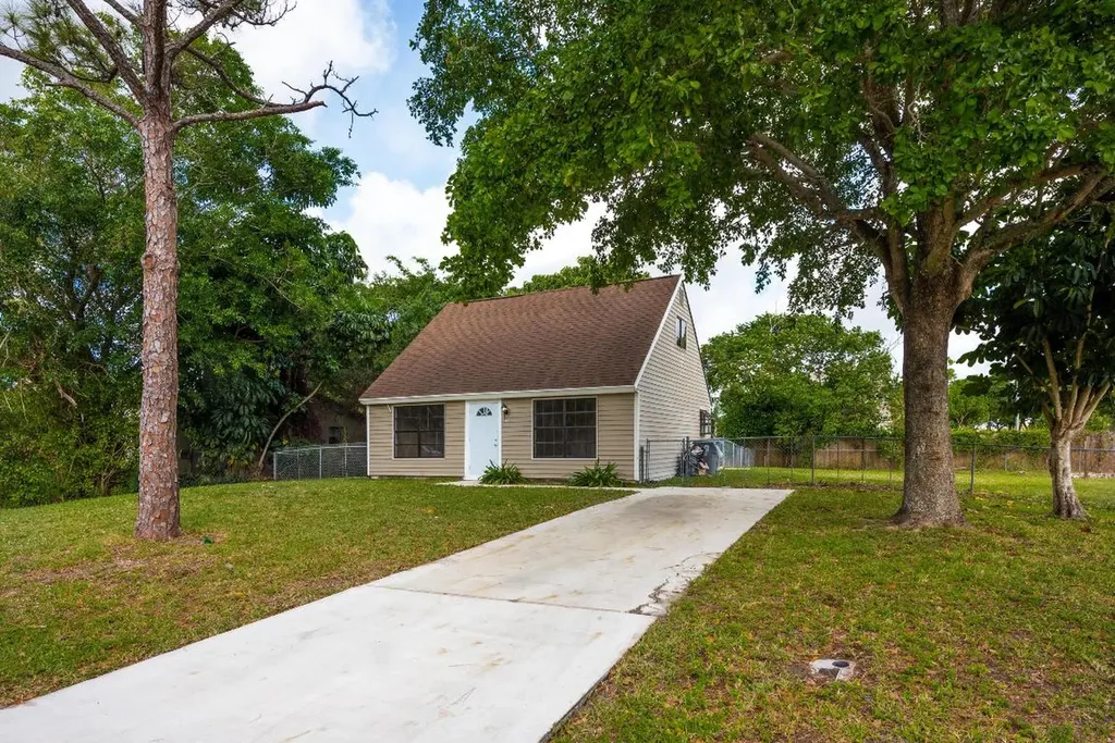 5195 Greenwood Drive Delray Beach FL 33484