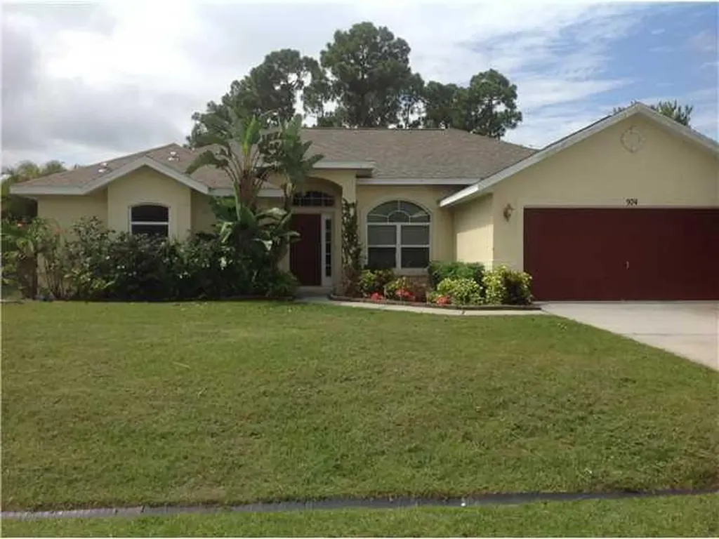 974 SW N Globe Avenue Port St Lucie FL 34953