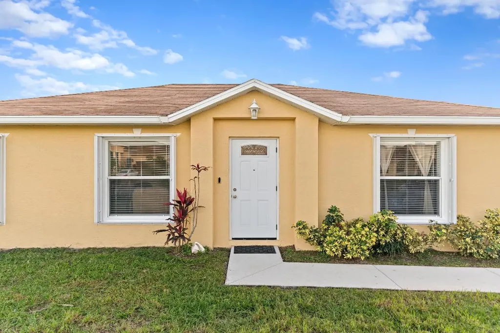 462 SW Tarra Avenue Port St Lucie FL 34953