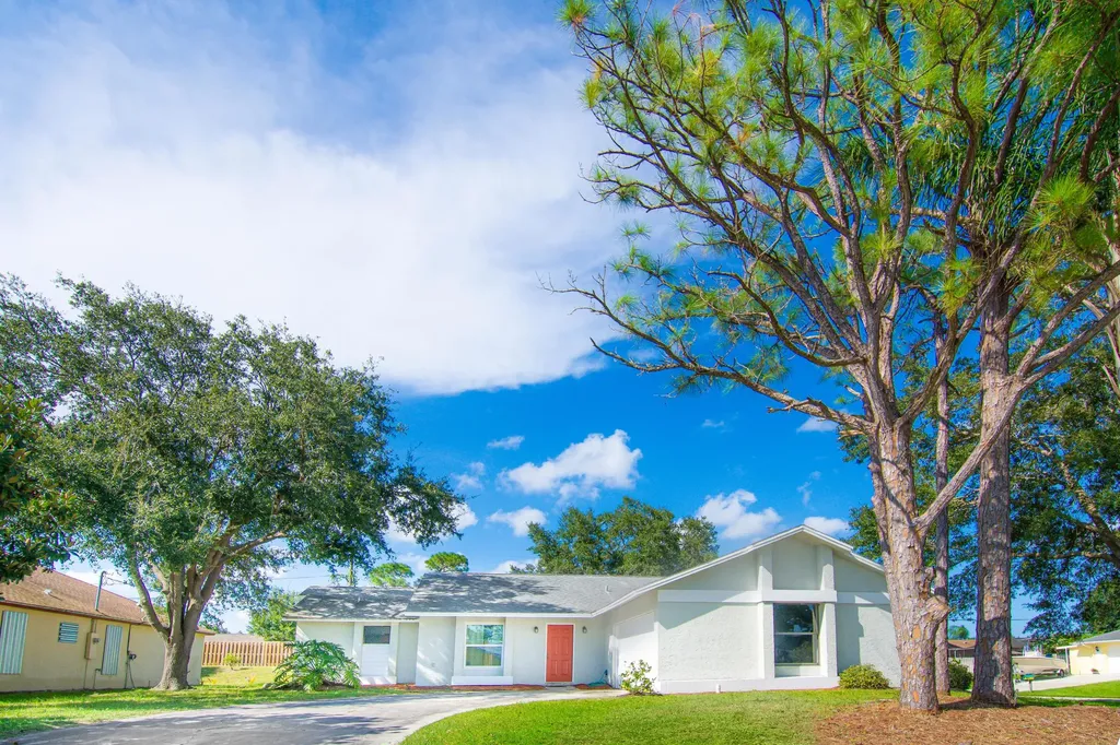 389 SE Evans Avenue Port St Lucie FL 34984