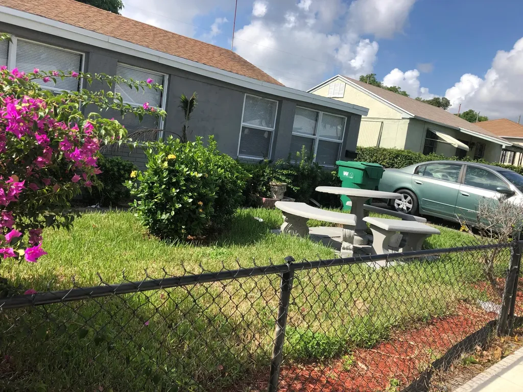 717 W 4th Street Riviera Beach FL 33404