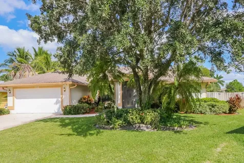 102 Royal Court Royal Palm Beach FL 33411