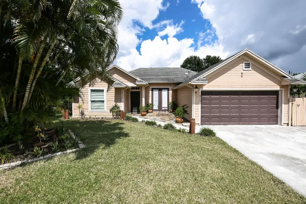 533 NW Avon Avenue Port St Lucie FL 34983