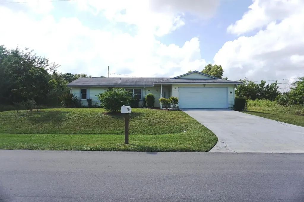 876 SW Thrift Avenue Port St Lucie FL 34953