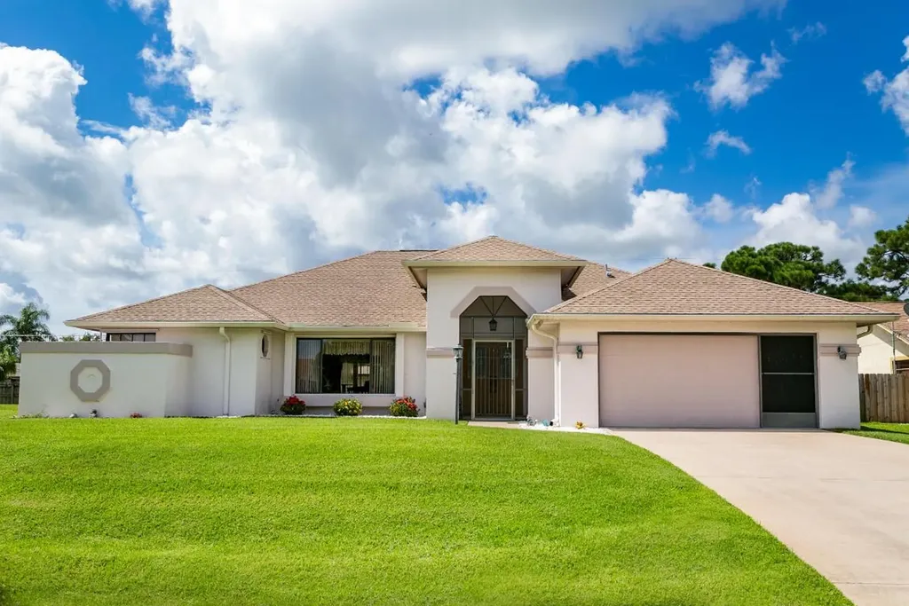 932 SE Brookedge Avenue Port St Lucie FL 34983