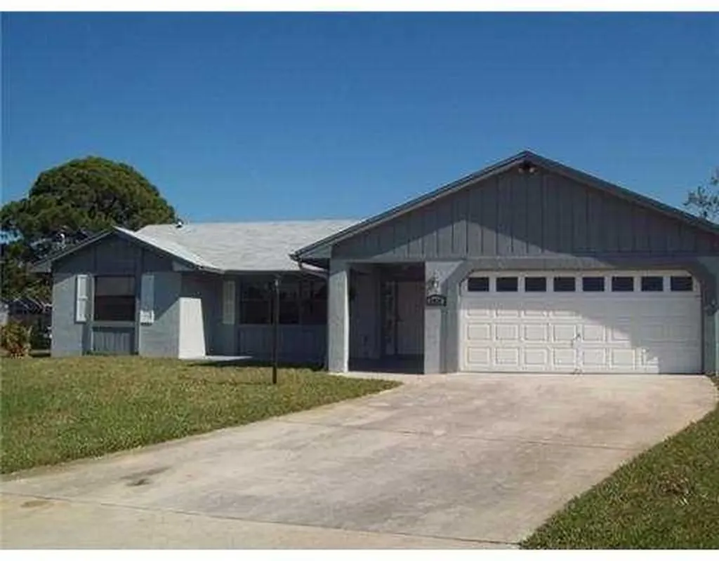 2437 SE Bordeaux Court Port St Lucie FL 34952