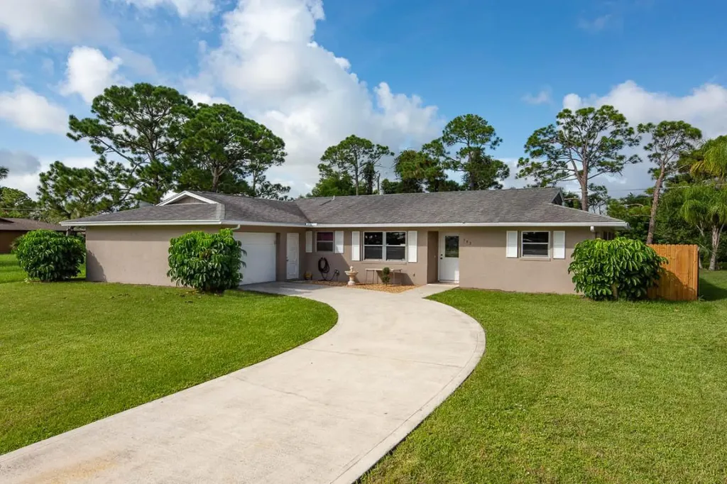 752 SE Arton Lane Port St Lucie FL 34983