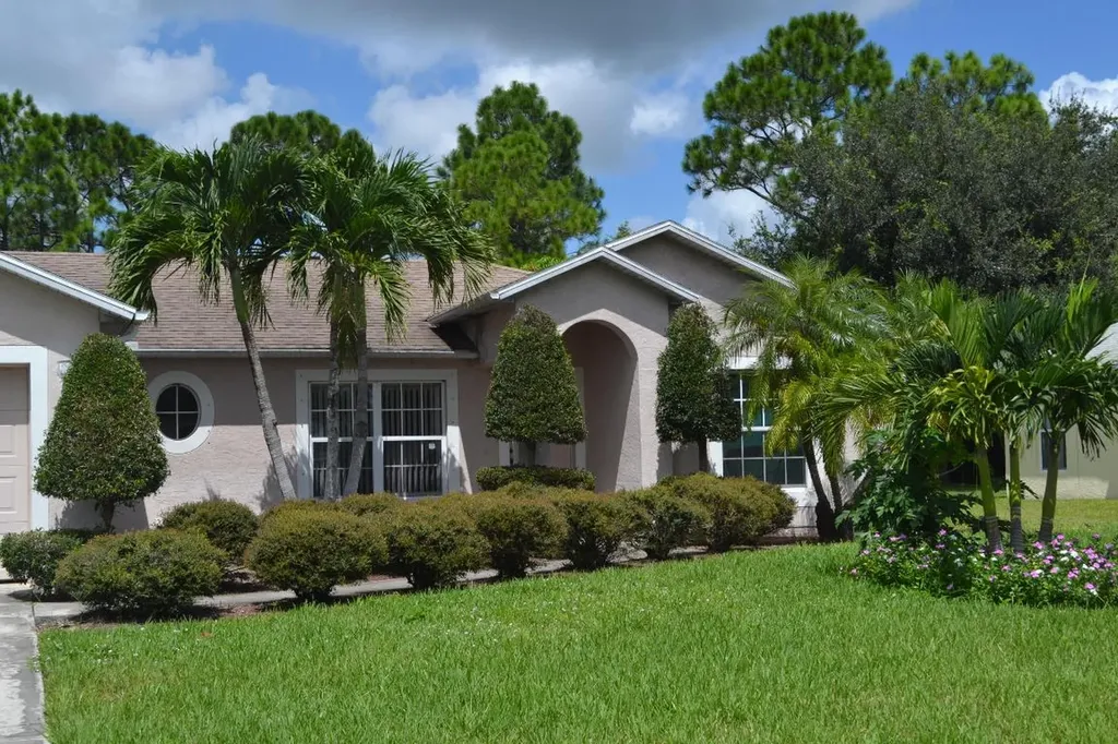 660 NW Kingston Street Port St Lucie FL 34983
