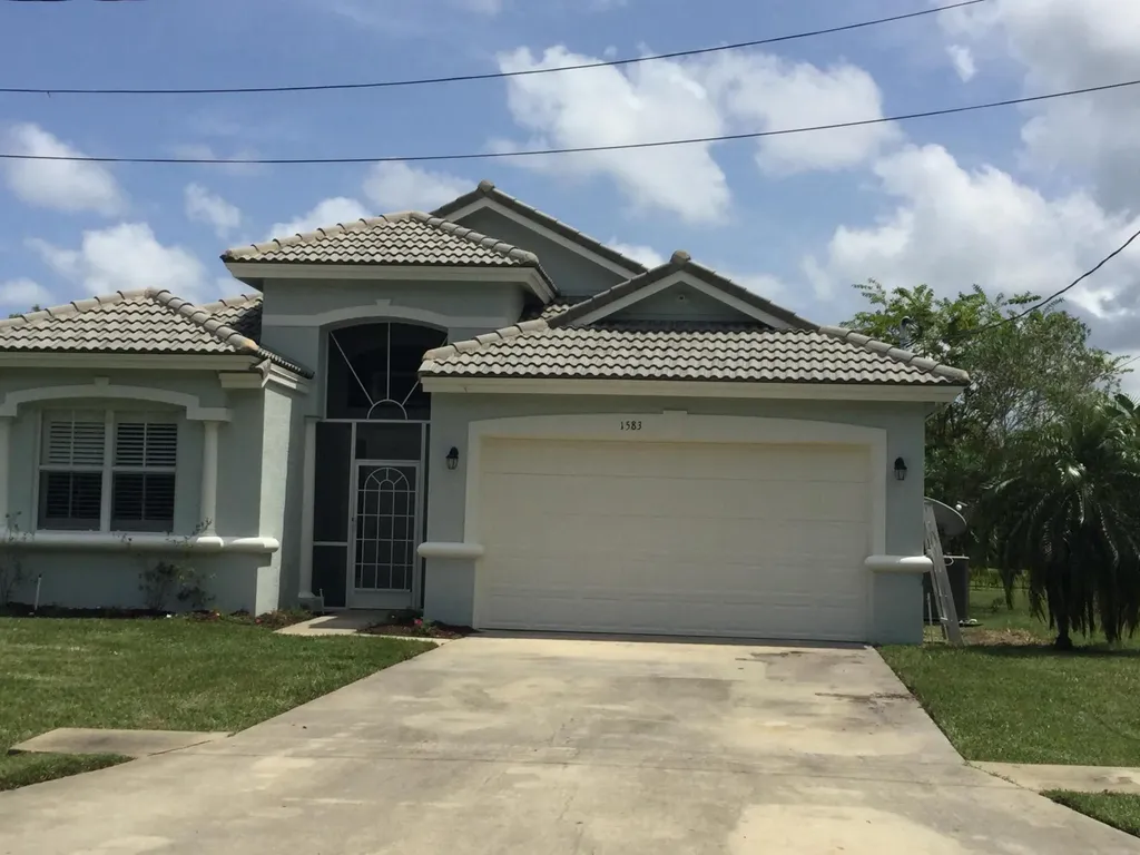 1583 SE Maxim Avenue Port St Lucie FL 34952