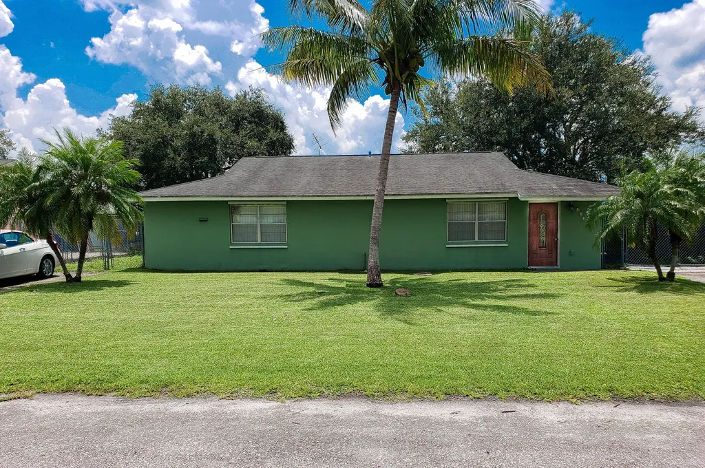 205 Azucana Road South Bay FL 33493