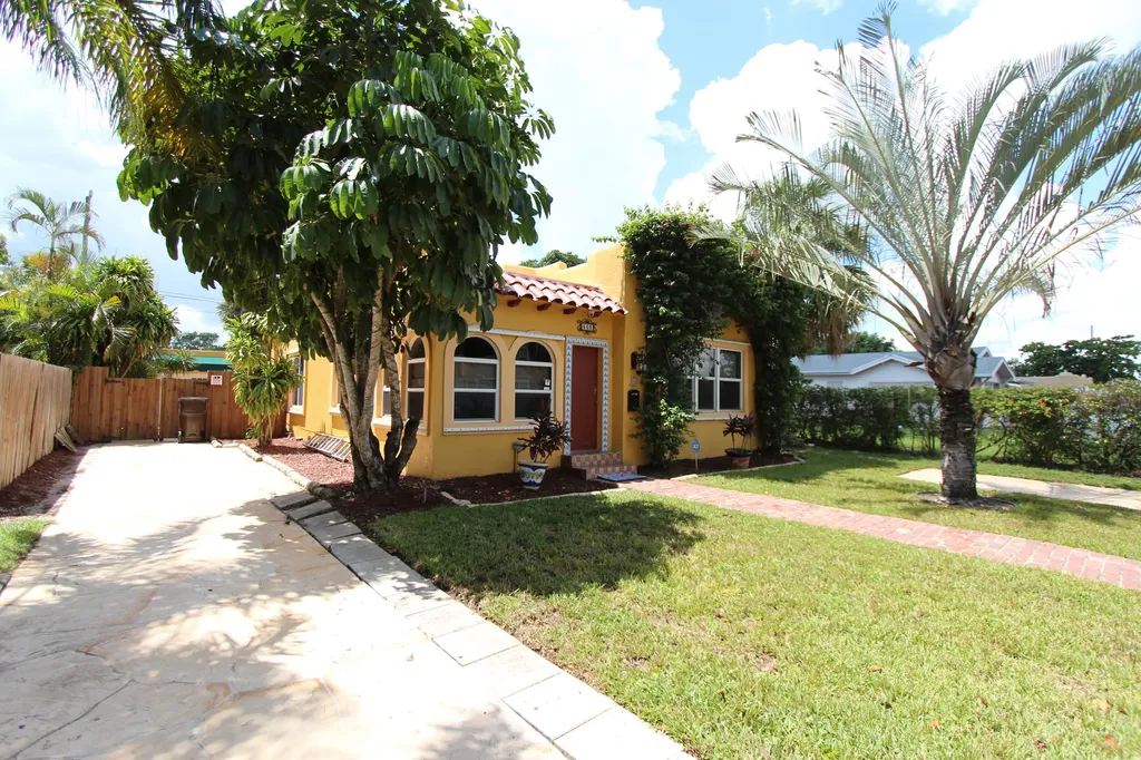 502 Colonial Road West Palm Beach FL 33405