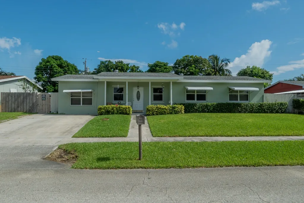 1339 W Mango Street Lantana FL 33462