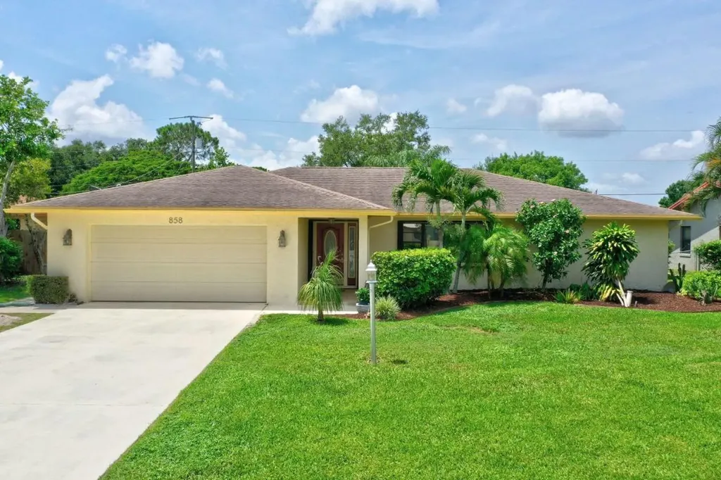 858 SE Evergreen Terrace Port St Lucie FL 34983