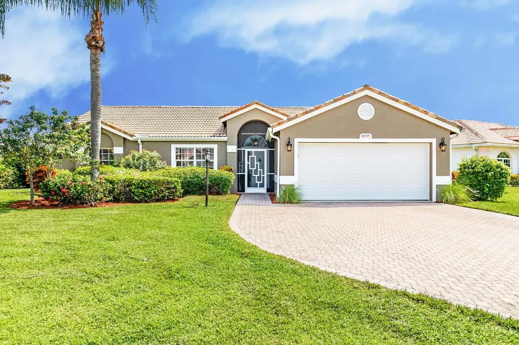 8695 Grassy Isle Trail Lake Worth FL 33467