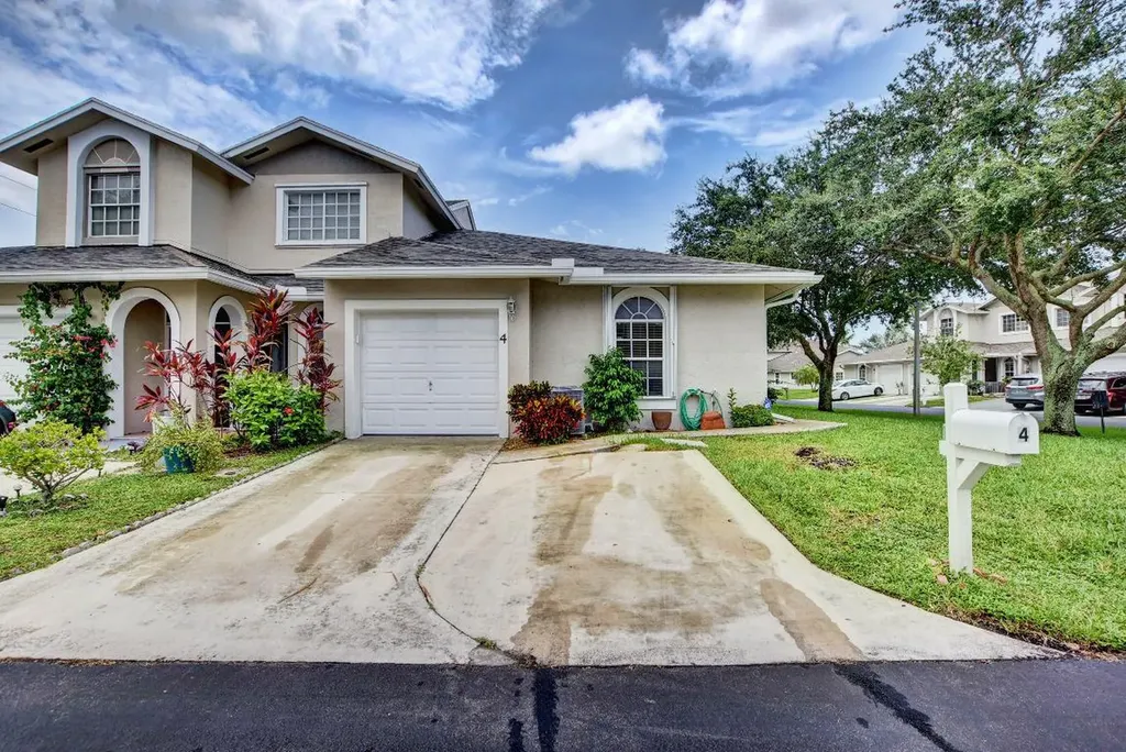 4 Erwood Place Boynton Beach FL 33426
