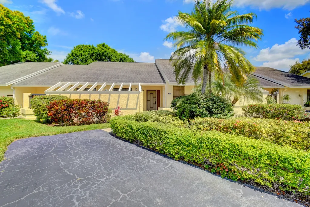 10975 Water Oak Manor Boca Raton FL 33498