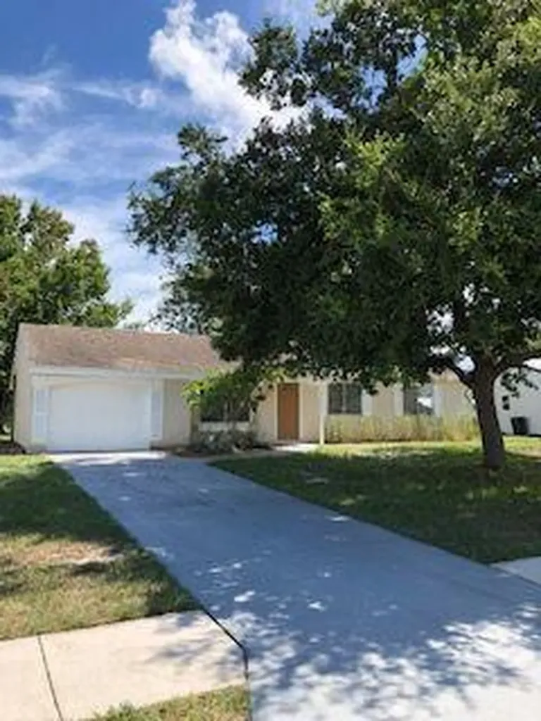 390 SW Bridgeport Drive Port St Lucie FL 34953
