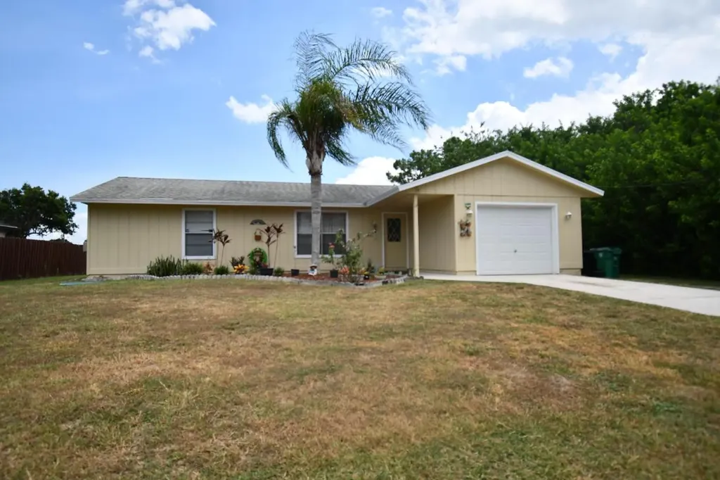 686 SW Violet Avenue Port St Lucie FL 34983
