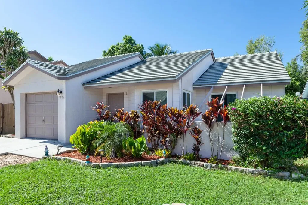 5856 Strawberry Lakes Circle Lake Worth FL 33463