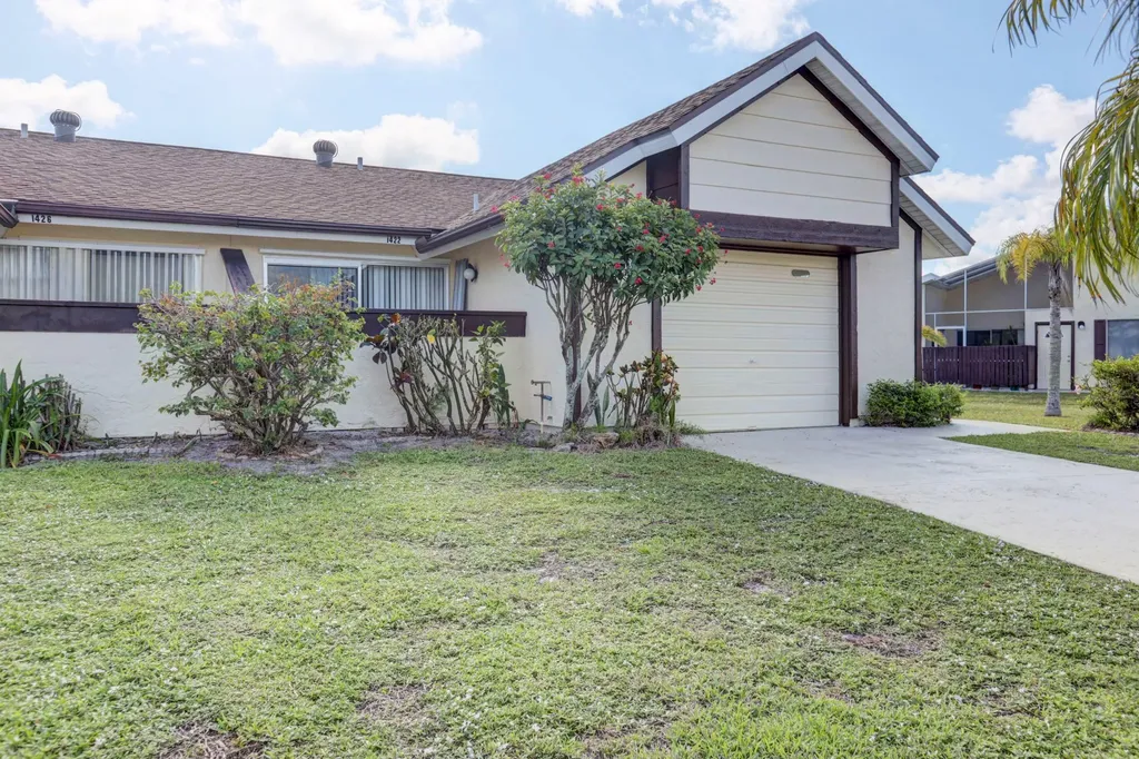 1422 SE Larkwood Circle Port St Lucie FL 34952