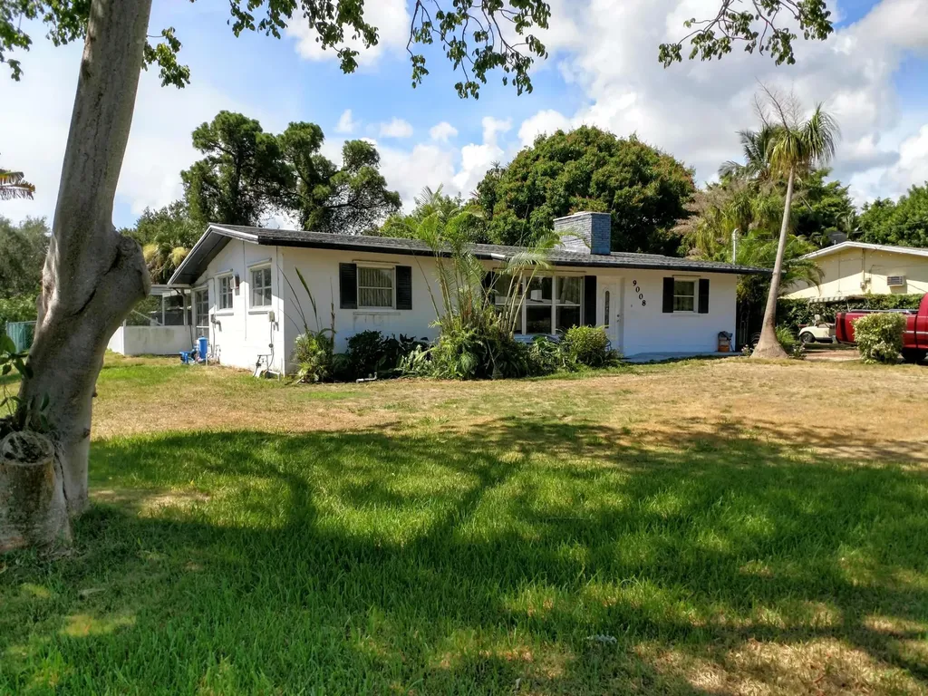 9008 SE Pine Cone Lane Hobe Sound FL 33455