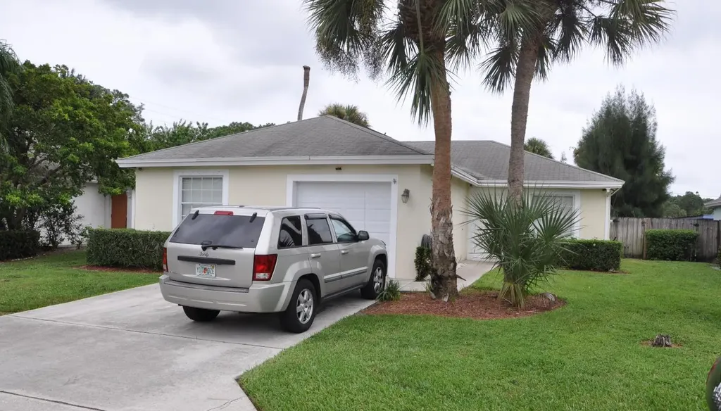 5482 Club Circle Haverhill FL 33415