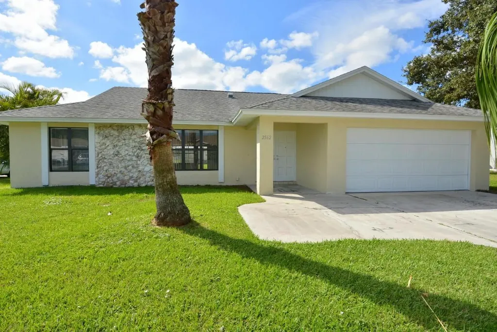 2562 SE Mariposa Avenue Port St Lucie FL 34952