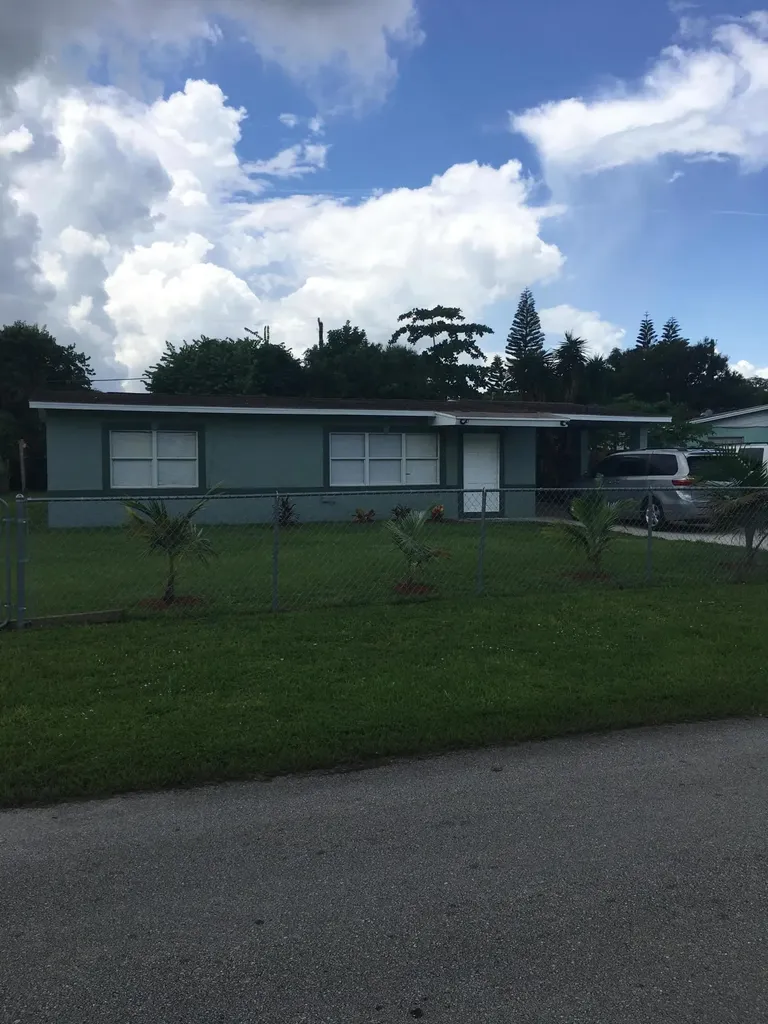 1023 Gatewood Avenue Fort Pierce FL 34982