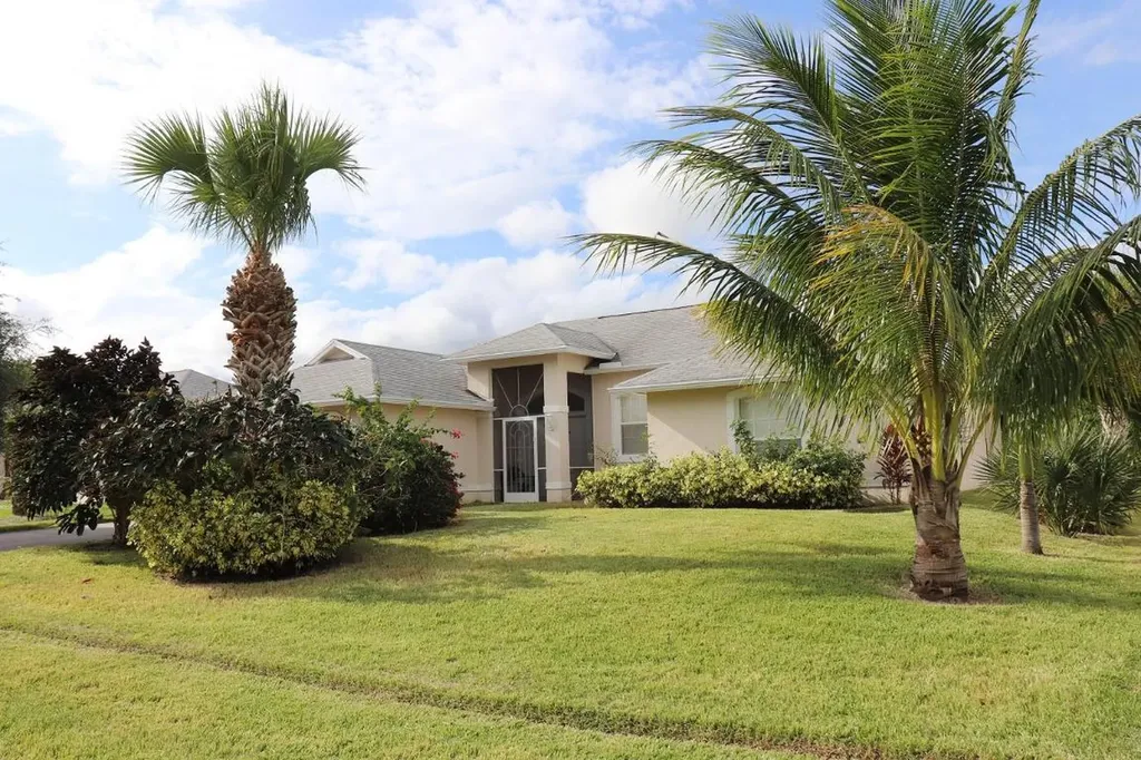 571 SW Bacon Terrace Port St Lucie FL 34953